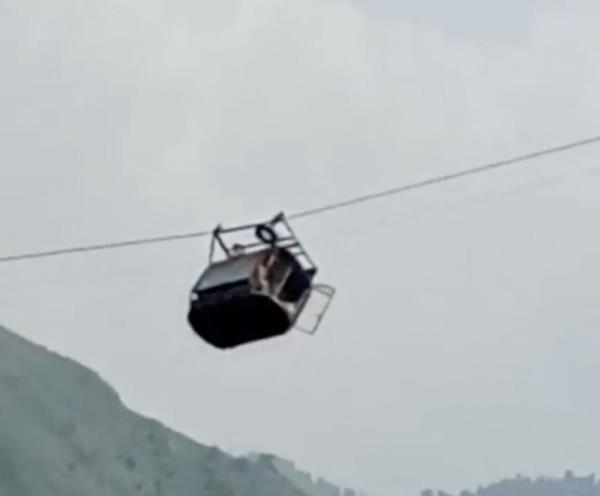Children trapped in Pakistan cable car after line snaps over ravine