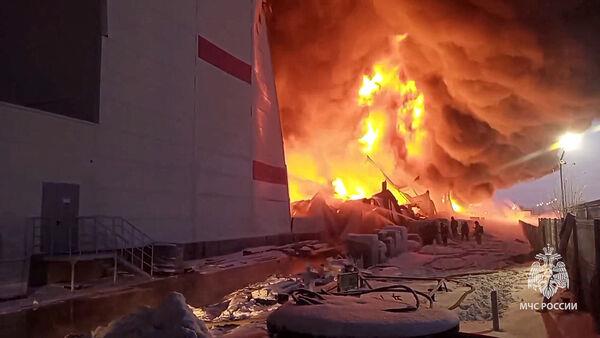 Major fire engulfs warehouse outside St Petersburg