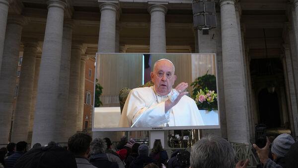 Pope Francis 'does not have pneumonia'