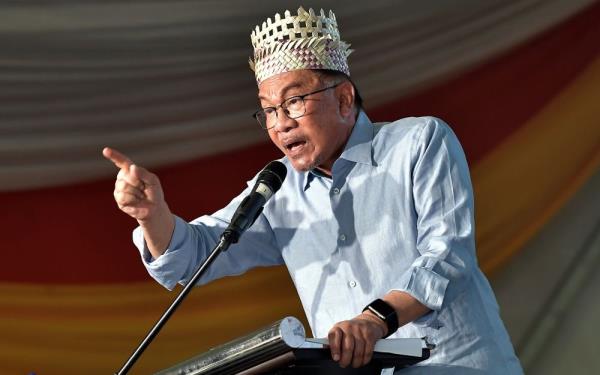 PM Anwar warns politicians against dragging royal institution into discussions