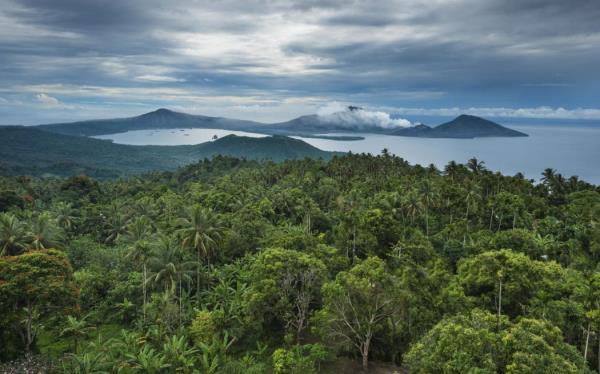 Papua New Guinea, Bismarck Archipelago, Gazelle peninsula, New Britain island, East New Britain province, Rabaul, Rabaul Bay, Matupit island, Tavuvur, Turangunan, Tovanumbatir, Rabalanakaia et Vulcan volcanoes seen from Malmaluan viewpoint (Photo by DOZIER Marc / hemis.fr / Hemis via AFP)