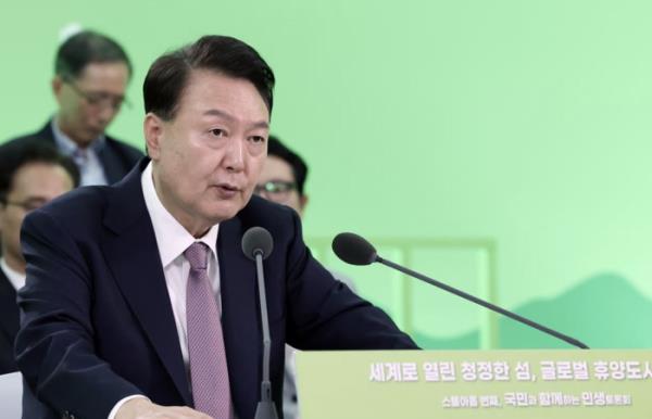 President　Yoon　Suk　Yeol　speaks　at　a　policy　debate　at　the　Jeju　Free　International　City　Development　Center　on　Jeju　Island