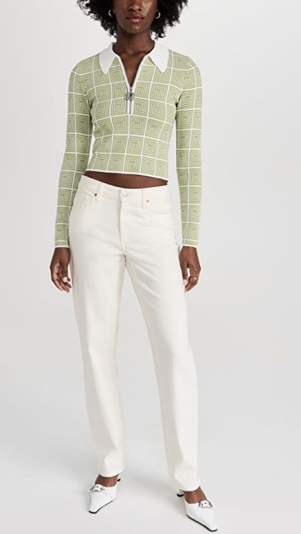 woman wearing white jeans