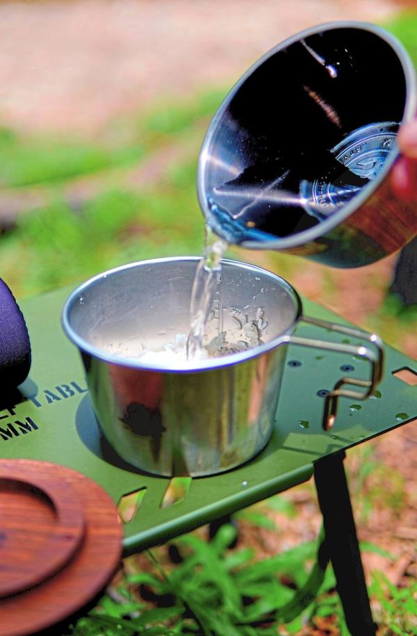 Step 1: Measure both rice and water in a measuring cup in millilitres.