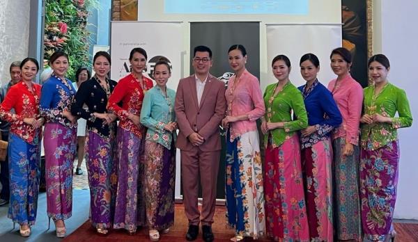 本地出生的设计师以现代视角庆祝槟城的土生华人文化，展现了娘惹巴巴的传统服饰