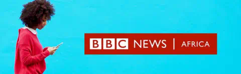 盖蒂图片社/英国广播公司 一位女性正在看她的手机和BBC新闻非洲图形