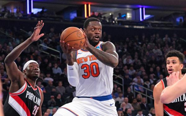 Knicks forward Julius Randle #30 drives to the basket between Portland Trail Blazers center Duop Reath #26 and Portland Trail Blazers forward Toumani Camara