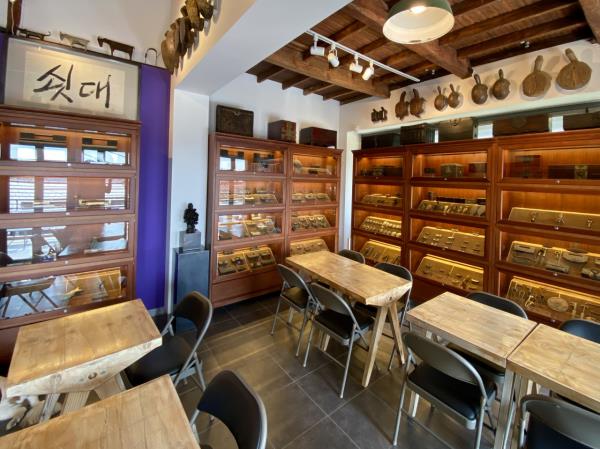 Rod locks and woodworks are displayed at Cafe Gaeppul in Jongno-gu, Seoul (Hwang Joo-young/The Korea Herald)