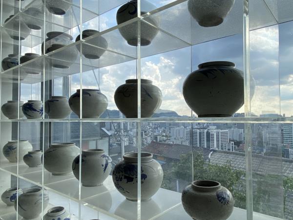 An array of ceramics is displayed along the windows of Cafe Gaeppul in Jongno-gu, Seoul. (Hwang Joo-young/The Korea Herald)