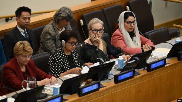 美国女演员梅丽尔·斯特里普（右二）参加了一场关于阿富汗未来女性参与的活动。该会议于2024年9月23日在纽约联合国总部的联合国大会期间举行。