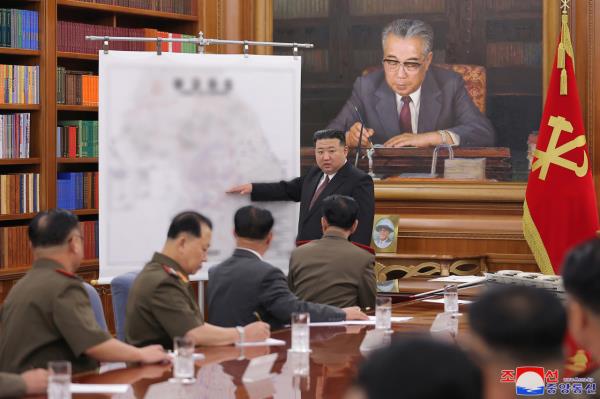 朝鲜领导人金正恩在劳动党中央军事委员会扩大会议上的照片