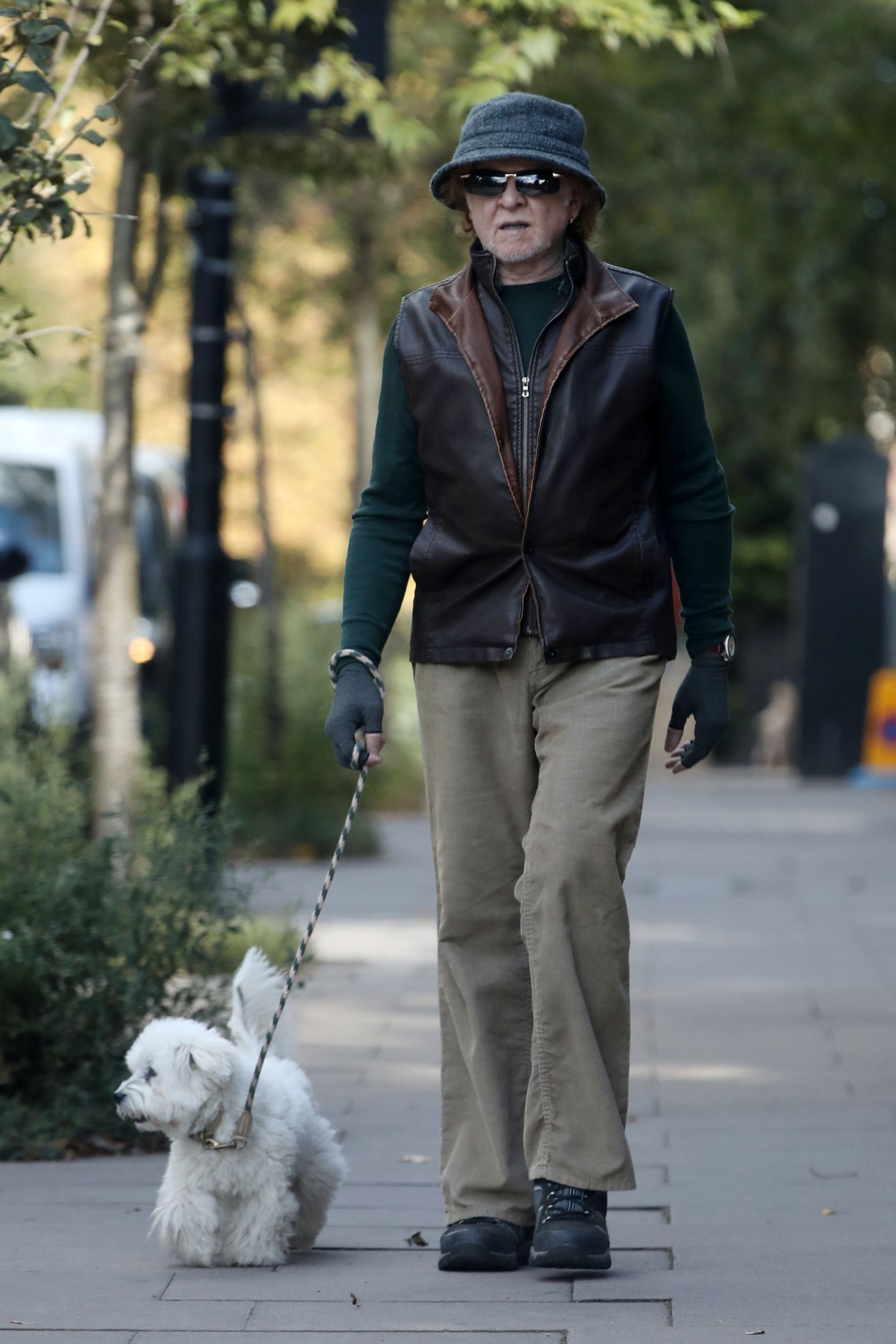 ***EXCLUSIVE ALL ROUND PICTURES ??150 onLINE FEE ONLY*** Eighties Popstar Mick Hucknall 63, goes under wraps hiding iconic mane of red hair on rare outing while walking his dog in North London. In a bizarre outfit the singer stepped out in the autumn sun in Hampstead Pictured - Mick Hucknall ***EXCLUSIVE ALL ROUND PICTURES ??150 onLINE FEE ONLY*** ***PLEASE CALL OR EMAIL FOR PRINT PRICES BEFORE OR AFTER USAGE***