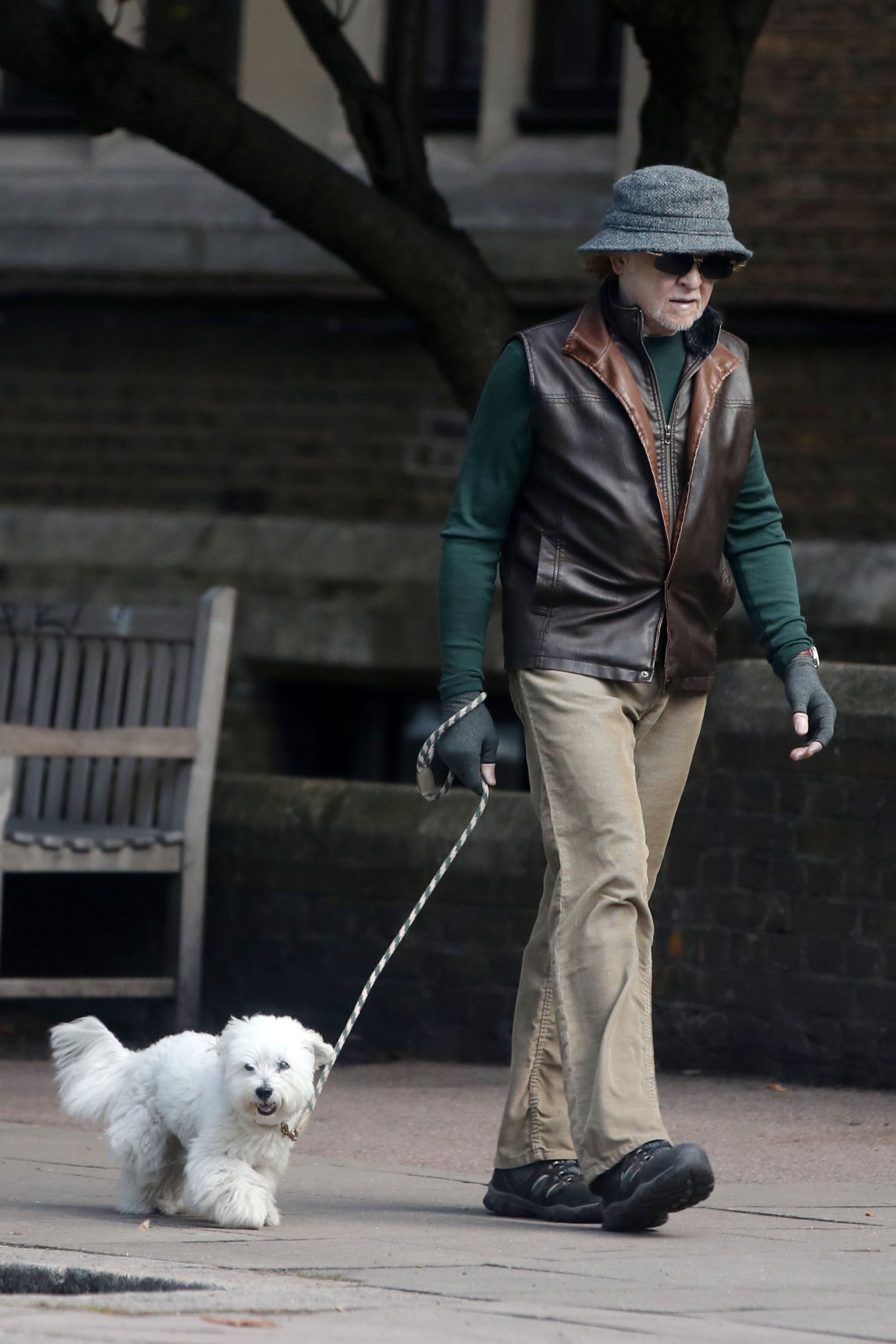 ***EXCLUSIVE ALL ROUND PICTURES ??150 onLINE FEE ONLY*** Eighties Popstar Mick Hucknall 63, goes under wraps hiding iconic mane of red hair on rare outing while walking his dog in North London. In a bizarre outfit the singer stepped out in the autumn sun in Hampstead Pictured - Mick Hucknall ***EXCLUSIVE ALL ROUND PICTURES ??150 onLINE FEE ONLY*** ***PLEASE CALL OR EMAIL FOR PRINT PRICES BEFORE OR AFTER USAGE***