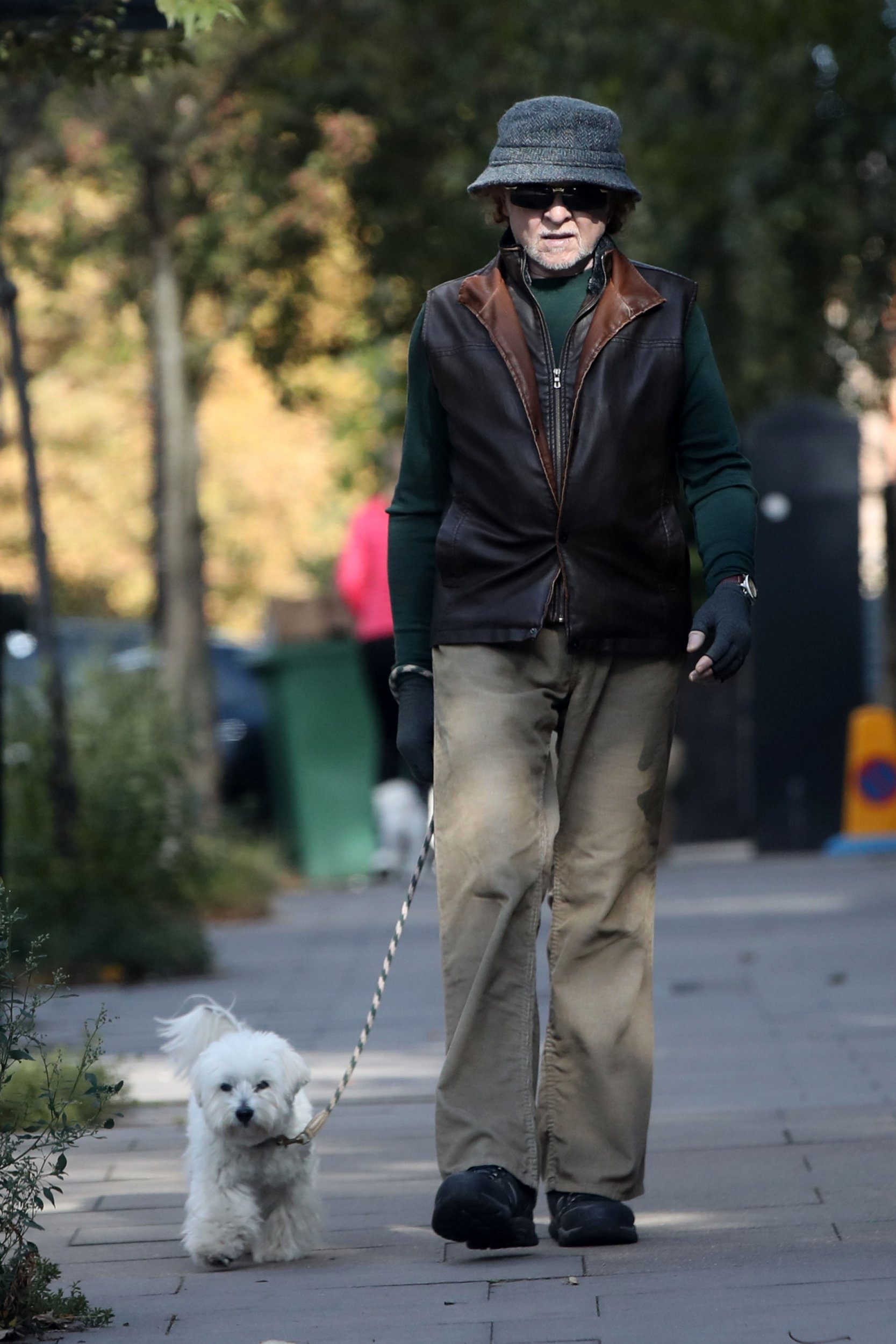 ***EXCLUSIVE ALL ROUND PICTURES ??150 onLINE FEE ONLY*** Eighties Popstar Mick Hucknall 63, goes under wraps hiding iconic mane of red hair on rare outing while walking his dog in North London. In a bizarre outfit the singer stepped out in the autumn sun in Hampstead Pictured - Mick Hucknall ***EXCLUSIVE ALL ROUND PICTURES ??150 onLINE FEE ONLY*** ***PLEASE CALL OR EMAIL FOR PRINT PRICES BEFORE OR AFTER USAGE***