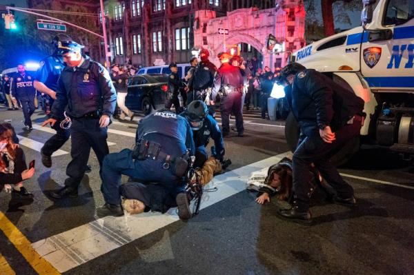 警方在纽约市立大学CUNY举行亲巴勒斯坦示威活动期间逮捕抗议者，纽约市警察局在2024年4月30日对大学校园的抗议营地进行镇压。