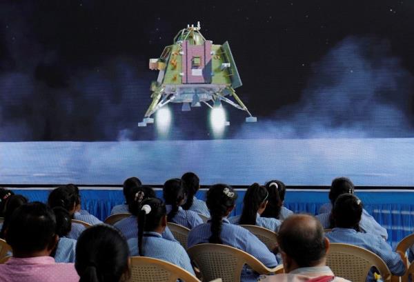 月球车退出印度的“月船3号”宇宙飞船，探索月球表面