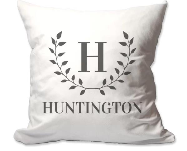 白色枕头,上面写着"huntington"和字母H,环绕着常春藤花环,光明节礼物