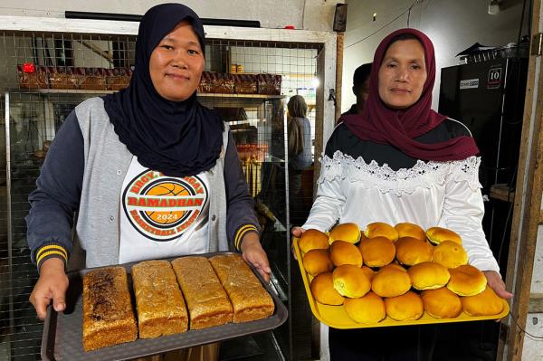 Nobaida Arig (left) and Beliante Matanog Cayongat, show their freshly baked products. Nobaida Arig (left) and Beliante Matanog Cayongat, show their freshly baked products.