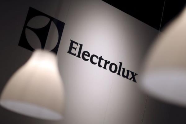 Electrolux shares tumble as it swings to loss 
