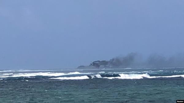 新西兰海军船只在萨摩亚附近搁浅并沉没，75名船员和乘客全部安全。(Dave Poole/via Reuters)