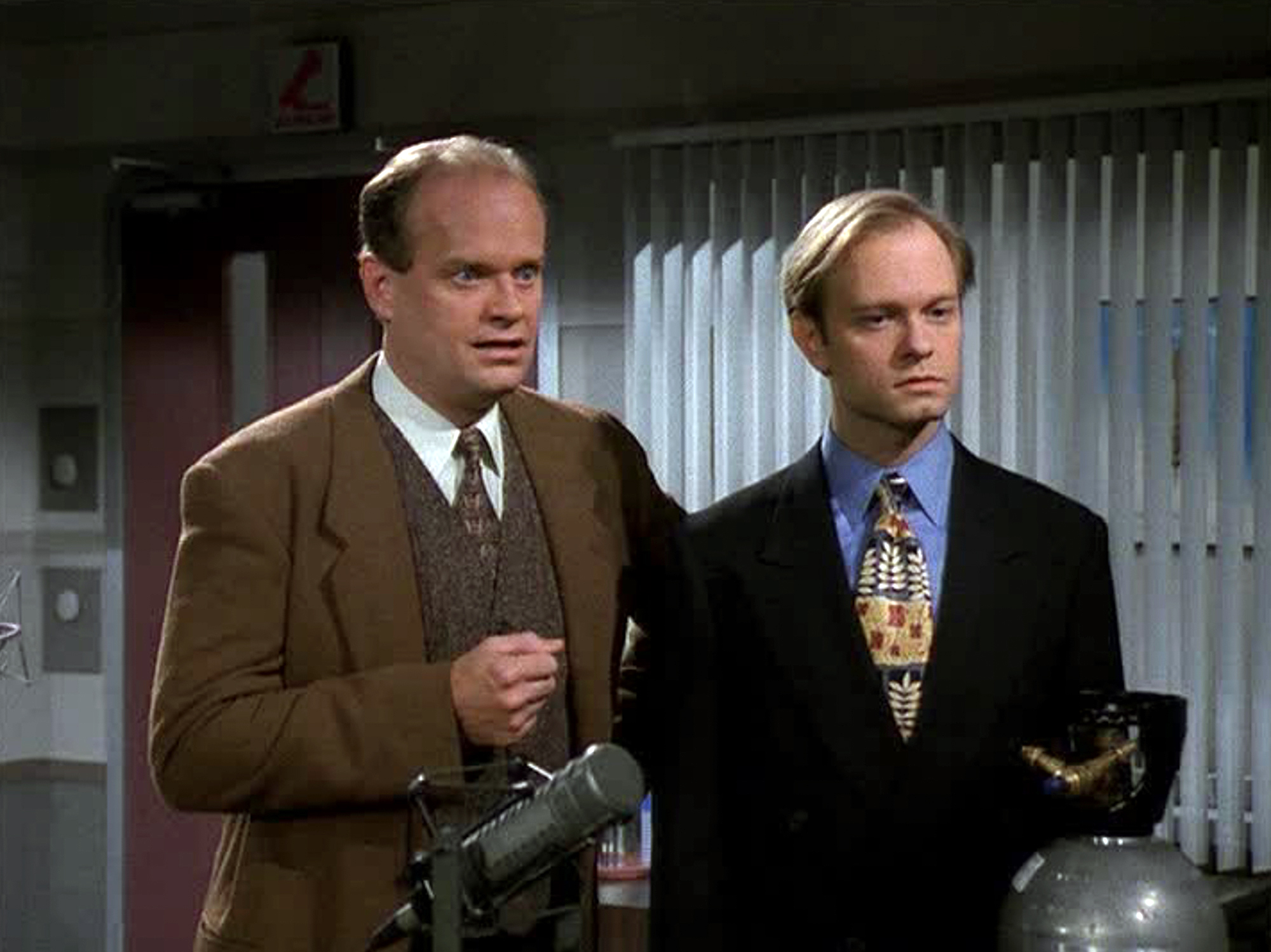 Kelsey Grammer as Frasier, David Hyde Pierce as Niles in Frasier