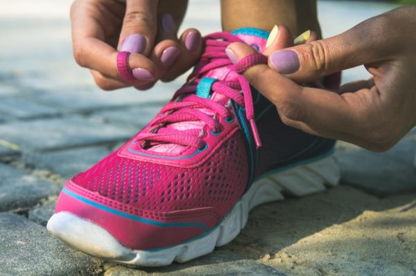 tying shoes running