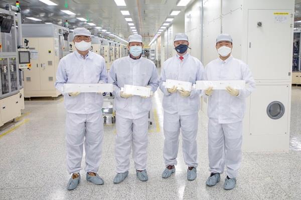 Georgia　Governor　Brian　Kemp　(second　from　left)　visits　SK　On's　EV　battery　plant　in　Commerce　City,　Jackson　County　in　April　2021　(Courtesy　of　SKBA)