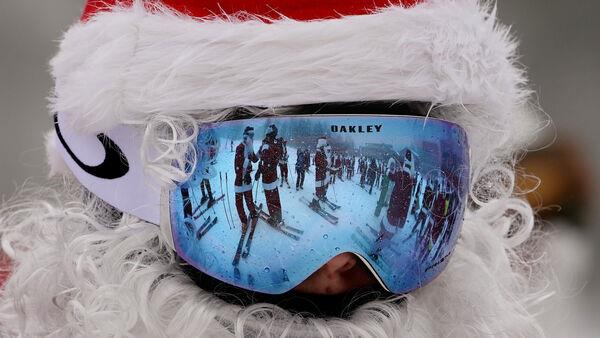 Skiing Santas hit the slopes in US resort
