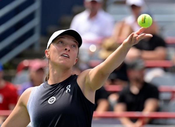 Swiatek holds off Muchova to reach quarters at rainy Montreal