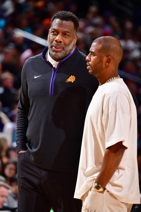 New Knicks assistant coach Mark Bryant talks to Chris Paul #3 of the Phoenix Suns before the game against the Pistons in 2022.