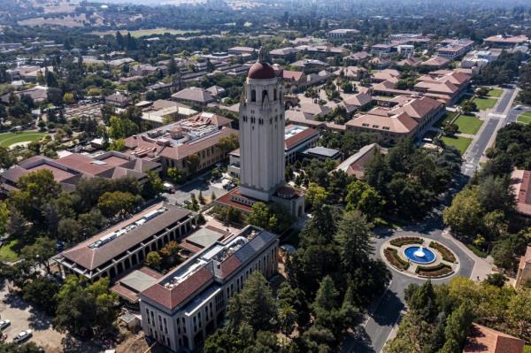 加州斯坦福大学的胡佛塔，象征着该校在2022年成功的筹款努力。