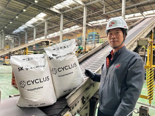 SK　Geo　Centric　employee　showcases　products　packed　in　sacks　made　with　recycled　materials　at　its　parent　SK　Innovation’s　chemicals　factory　in　Ulsan,　South　Korea　(Courtesy　of　SK　Innovation)