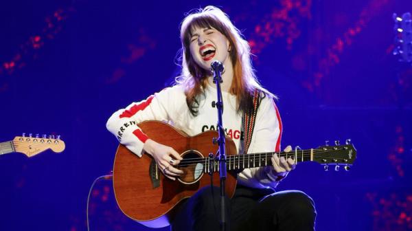 hayley williams performs acoustic guitar