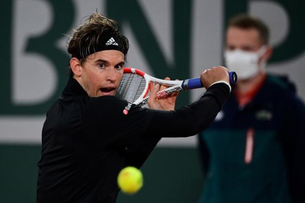 ‘Sorry’ Baez sweeps past home hope Thiem for Kitzbühel title