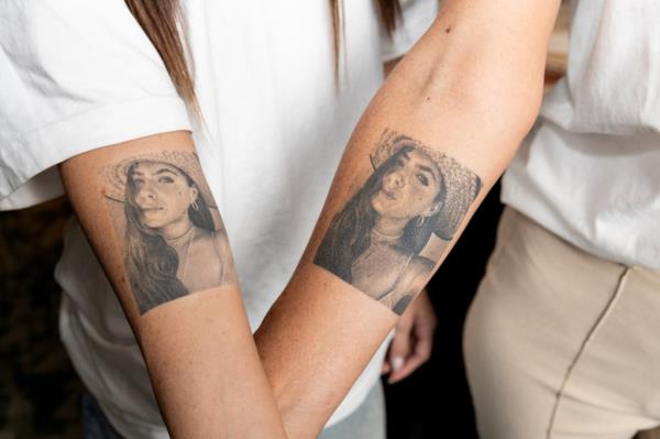 Gabay's mom and sister with tattoos of Shani.