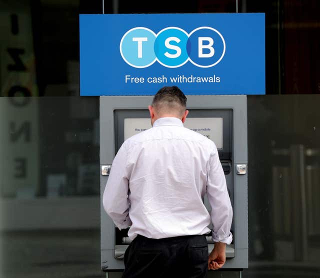 一名男子使用TSB自动取款机