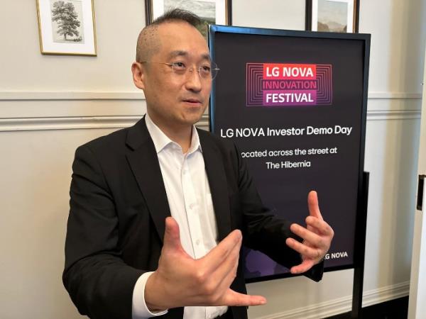 Rhee　Sokwoo,　the　head　of　LG　NOVA,　talks　with　Korean　reporters　during　LG　NOVA　Innovation　Festival　2023　in　Silicon　Valley,　San　Francisco,　on　Oct.　25,　2023　(Courtesy　of　Yonhap)