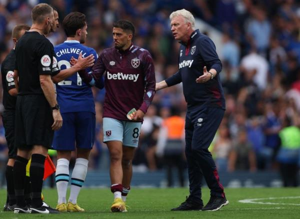 Premier League to clamp down on players harassing referees