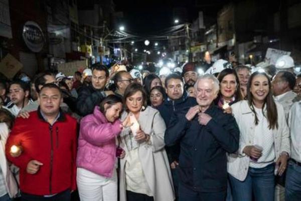 Xóchitl Gálvez walks through the streets of Fresnillo in the State of Zacatecas on Friday, March 1, at dawn.