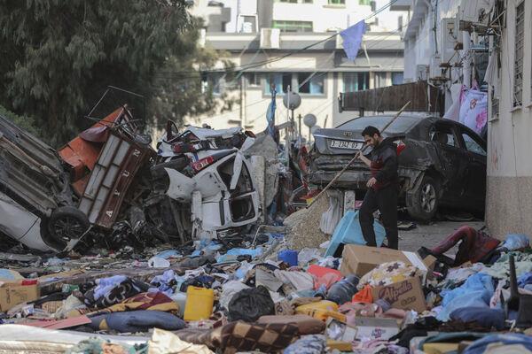 一名巴勒斯坦人在加沙市的希法医院院内走动。图片来源:AP Photo/Mohammed Hajjar 一名巴勒斯坦人在加沙市的希法医院院内走动。图片来源:AP Photo/Mohammed Hajjar