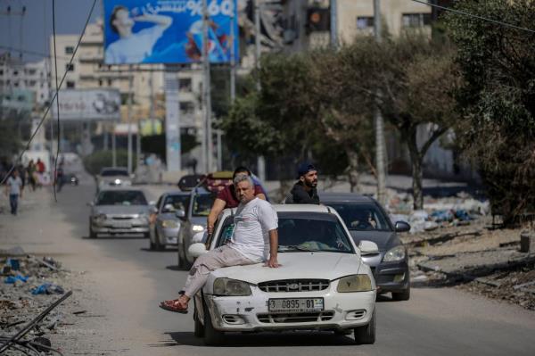 A photo of Palestinians fleeing northern Gaza after an Israeli evacuation order.