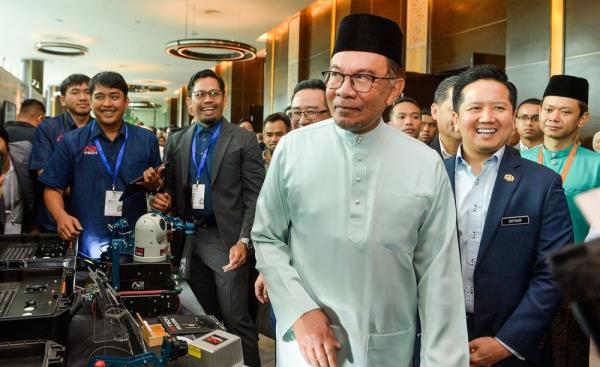Felda to remain under PM’s Dept until all issues resolved, says Anwar