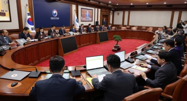 The Cabinet meeting is under way at the Seoul Government Complex on Thursday. (Yonhap)