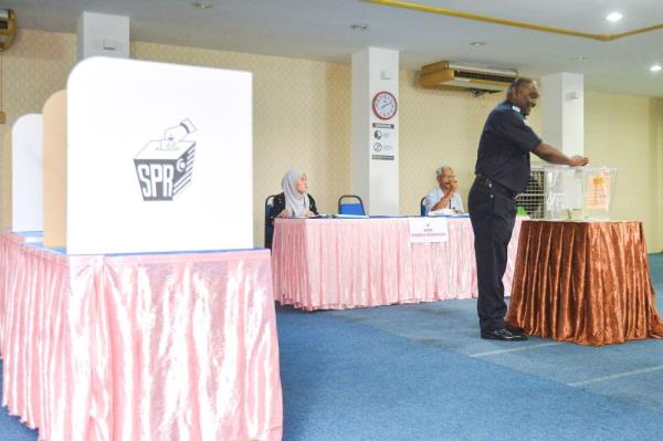 EC says 65pc voted in early polls for Pulai as of noon