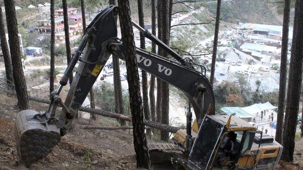 Trapped workers get hot meals through pipe after nine days in collapsed tunnel