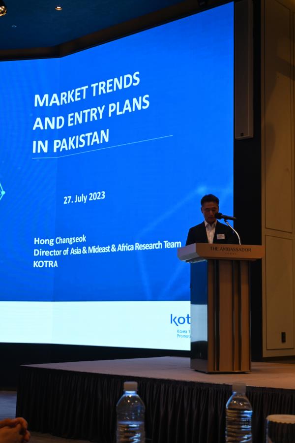 Hong Chang-seok, director of the Asia and Mideast and Africa research team at the Korea Trade-Investment Promotion Agency, speaks at the Ambassador Hotel in Seoul, Thursday. (Sanjay Kumar/The Korea Herald)