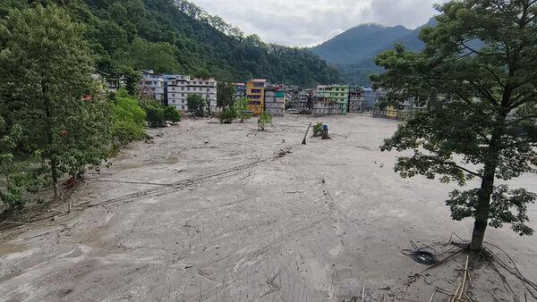 在强降雨后决堤的水坝在多年前就被认定为危险