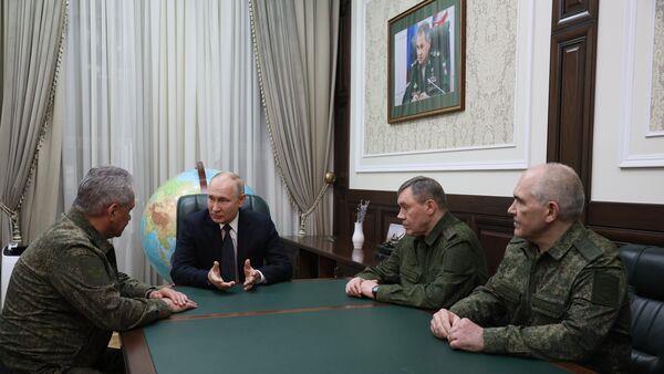 Putin makes trip to Russian military HQ close to border with Ukraine