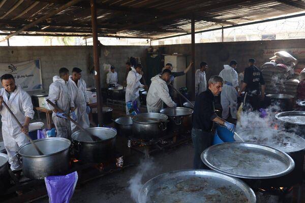 ActionAid's partner WEFAQ distributing hot food and fresh fruit and vegetables in Rafa. Photo: ActionAid ActionAid's partner WEFAQ distributing hot food and fresh fruit and vegetables in Rafa. Photo: ActionAid
