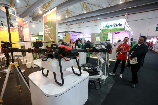 Visitors are seen visiting various booths at the 2024 Malaysian Agriculture, Horiculture and Agrotourism Exhibition at the Malaysian Agro and Exposition Park (MAEPS) in Serdang September 11, 2024. — Picture by Sayuti Zainudin